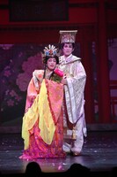 OSK日本歌劇団「レビュー春のおどり」より。