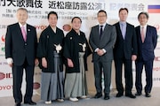 左から東京オリンピック・パラリンピック競技大会組織委員会の森喜朗会長、中村扇雀、中村鴈治郎、松竹の迫本淳一代表取締役社長、在日ロシア連邦大使館 部長のヴィノグラドフ・コンスタンチン氏、外務省国際文化交流審議官の宮川学氏。