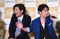 熱弁を振るう佐藤アツヒロ（右）に笑う中村誠治郎（左）。