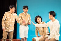 テアトロコントspecial テニスコートのコント「水をたくさん飲んできたので結構」より。（撮影：江藤はんな）