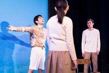 テアトロコントspecial テニスコートのコント「水をたくさん飲んできたので結構」より。（撮影：江藤はんな）