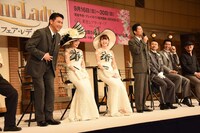 会場に向かって一礼する別所哲也（左）。