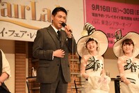 別所哲也（中央左）に“沙也加さん”と呼ばれ笑顔を見せる神田沙也加（中央右）。