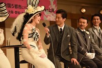 「ガニ股は得意ですよね？」と寺脇康文（中央右）に尋ねられ、マイクに向かって「はい！」と答える朝夏まなと（中央左）。