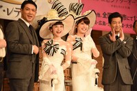 オーディエンスのフォトセッションのためにポーズを取る別所哲也、神田沙也加、朝夏まなと、寺脇康文。