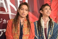 左から山崎育三郎、古川雄大。