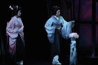 文学座「怪談 牡丹燈籠」より。左から永宝千晶、富沢亜古。（撮影：鶴田照夫）