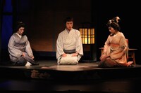 文学座「怪談 牡丹燈籠」より。左から富沢亜古、釆澤靖起、永宝千晶。（撮影：鶴田照夫）