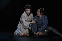 文学座「怪談 牡丹燈籠」より。左から岡寛恵、沢田冬樹。（撮影：鶴田照夫）