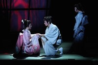 文学座「怪談 牡丹燈籠」より。左から永宝千晶、釆澤靖起、富沢亜古。（撮影：鶴田照夫）