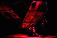 文学座「怪談 牡丹燈籠」より。左から釆澤靖起、永宝千晶、富沢亜古。（撮影：鶴田照夫）