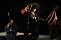 文学座「怪談 牡丹燈籠」より。左から沢田冬樹、岡寛恵、早坂直家。（撮影：鶴田照夫）