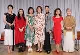 六本木トリコロールシアターこけら落とし公演　白樹栞プロデュース「八人の女優による連続リーディング フランソワーズ・サガン『愛のゆくえ』」記者会見より、左から寺島しのぶ、中嶋朋子、浅田美代子、剣幸、麻実れい、木の実ナナ、草笛光子。