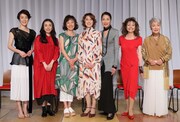 六本木トリコロールシアターこけら落とし公演　白樹栞プロデュース「八人の女優による連続リーディング フランソワーズ・サガン『愛のゆくえ』」記者会見より、左から寺島しのぶ、中嶋朋子、浅田美代子、剣幸、麻実れい、木の実ナナ、草笛光子。