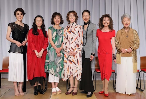 六本木トリコロールシアターこけら落とし公演　白樹栞プロデュース「八人の女優による連続リーディング フランソワーズ・サガン『愛のゆくえ』」記者会見より、左から寺島しのぶ、中嶋朋子、浅田美代子、剣幸、麻実れい、木の実ナナ、草笛光子。