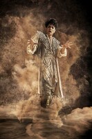 橋本さとし演じるノストラダムス。