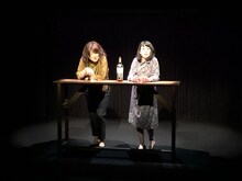 iaku「iaku演劇作品集」より、「梨の礫の梨」の様子。