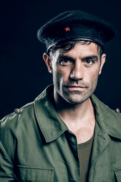 「エビータ」チェ役、ラミン・カリムルーの素顔に迫る番組がWOWOWで