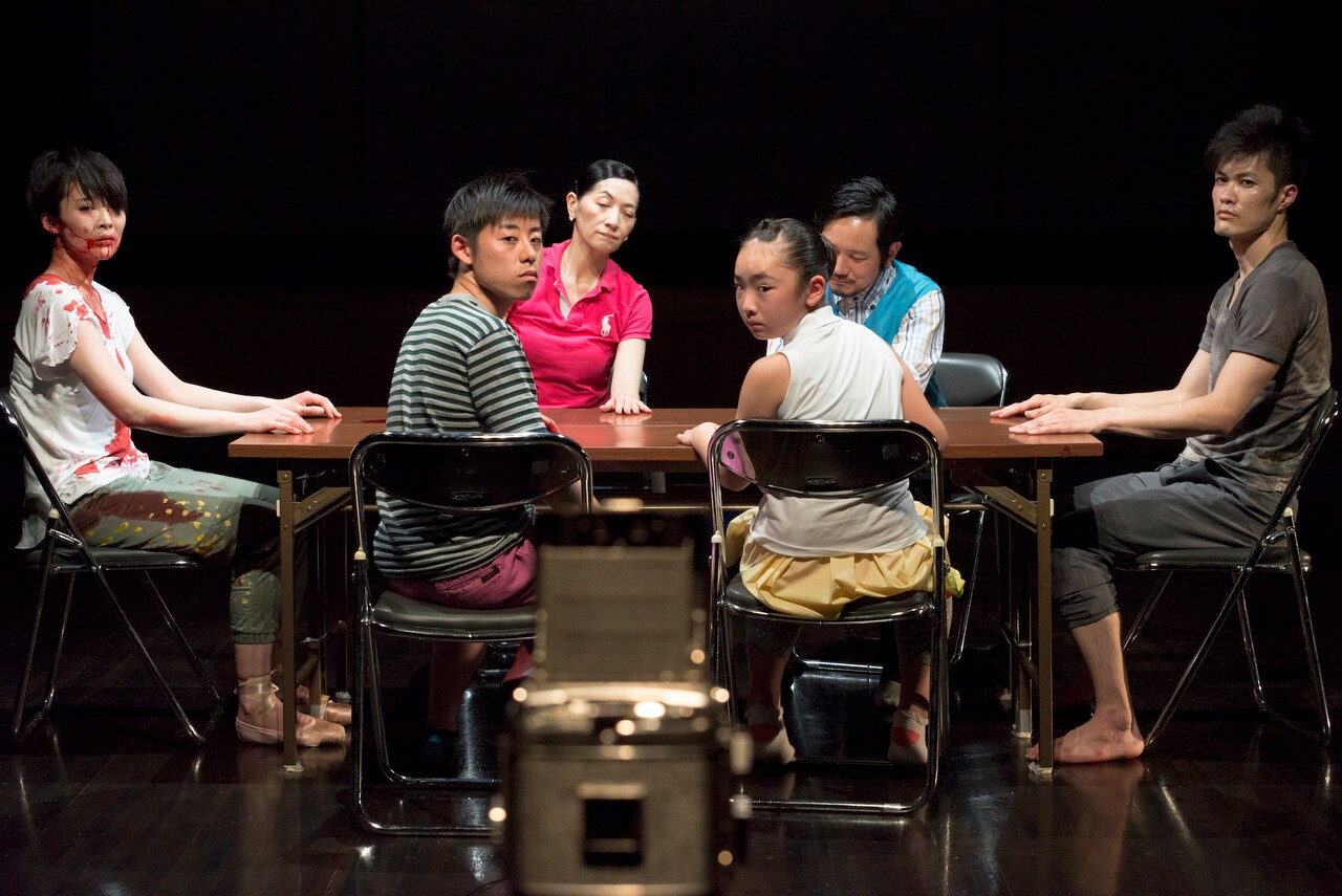 akakilike「家族写真」東京で上演、団欒する家族についてのダンス