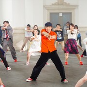 中華街や大さん橋で、近藤良平振付「レッド・シューズ」の動画が公開