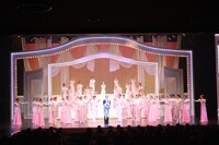 OSK日本歌劇団「レビュー春のおどり」千秋楽公演より。