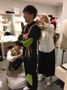 KAAT×地点 共同制作第8弾「山山」稽古の様子。稽古の合間にフィッティングを行い、衣装を作り上げていく。