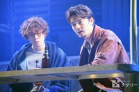 左から内藤大希演じるアーロン・フェラー、上口耕平演じるジェームス・ディクソン。