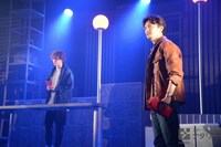 左から内藤大希演じるアーロン・フェラー、上口耕平演じるジェームス・ディクソン。