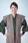 石井智也の扮装写真。