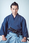 鷲尾昇の扮装写真。