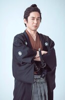 山崎樹範の扮装写真。