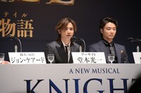 左から堂本光一、井上芳雄。