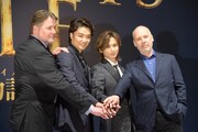 ミュージカル「ナイツ・テイル-騎士物語-」製作発表より、左からデヴィッド・パーソンズ、井上芳雄、堂本光一、ジョン・ケアード。