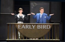 左から早霧せいな演じるテス・ハーディング、原田優一演じるチップ・サリスベリー。