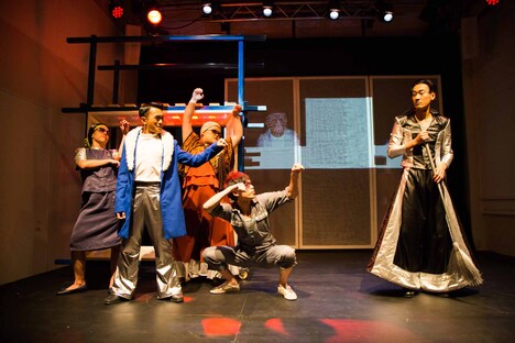 範宙遊泳×THE NECESSARY STAGE「SANCTUARY -聖域-」より。（撮影：鈴木竜一朗）