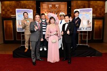 熱海五郎一座 新橋演舞場シリーズ5周年記念 東京喜劇「船上のカナリアは陽気な不協和音～Don’t stop singing～」より、後列左から春風亭昇太、ラサール石井、小倉久寛、東貴博。前列左から渡辺正行、小林幸子、三宅裕司。