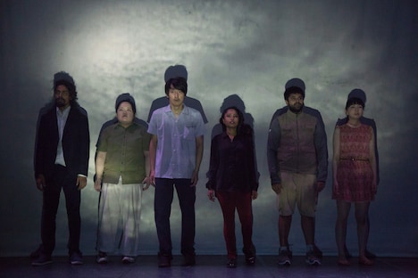 範宙遊泳×The Tadpole Repertory「午前2時コーヒーカップサラダボウルユートピア-THIS WILL ONLY TAKE SEVERAL MINUTES-」より。（撮影：鈴木竜一朗）