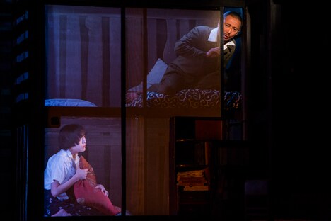 こまつ座 第122回公演「父と暮せば」より。(撮影:谷古宇正彦)