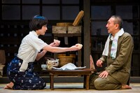 こまつ座 第122回公演「父と暮せば」より。（撮影：谷古宇正彦）