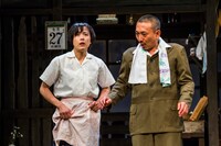 こまつ座 第122回公演「父と暮せば」より。（撮影：谷古宇正彦）