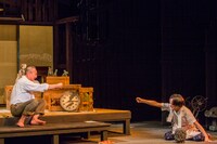 こまつ座 第122回公演「父と暮せば」より。（撮影：谷古宇正彦）