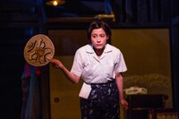 こまつ座 第122回公演「父と暮せば」より。（撮影：谷古宇正彦）