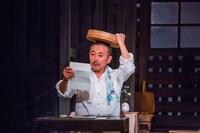 こまつ座 第122回公演「父と暮せば」より。（撮影：谷古宇正彦）