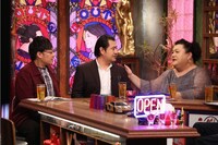 フジテレビ系「アウト×デラックス」より、左から山里亮太（南海キャンディーズ）、小手伸也、マツコ・デラックス。(c)フジテレビ