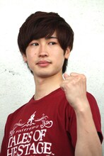 アッシュ役の新井雄也。