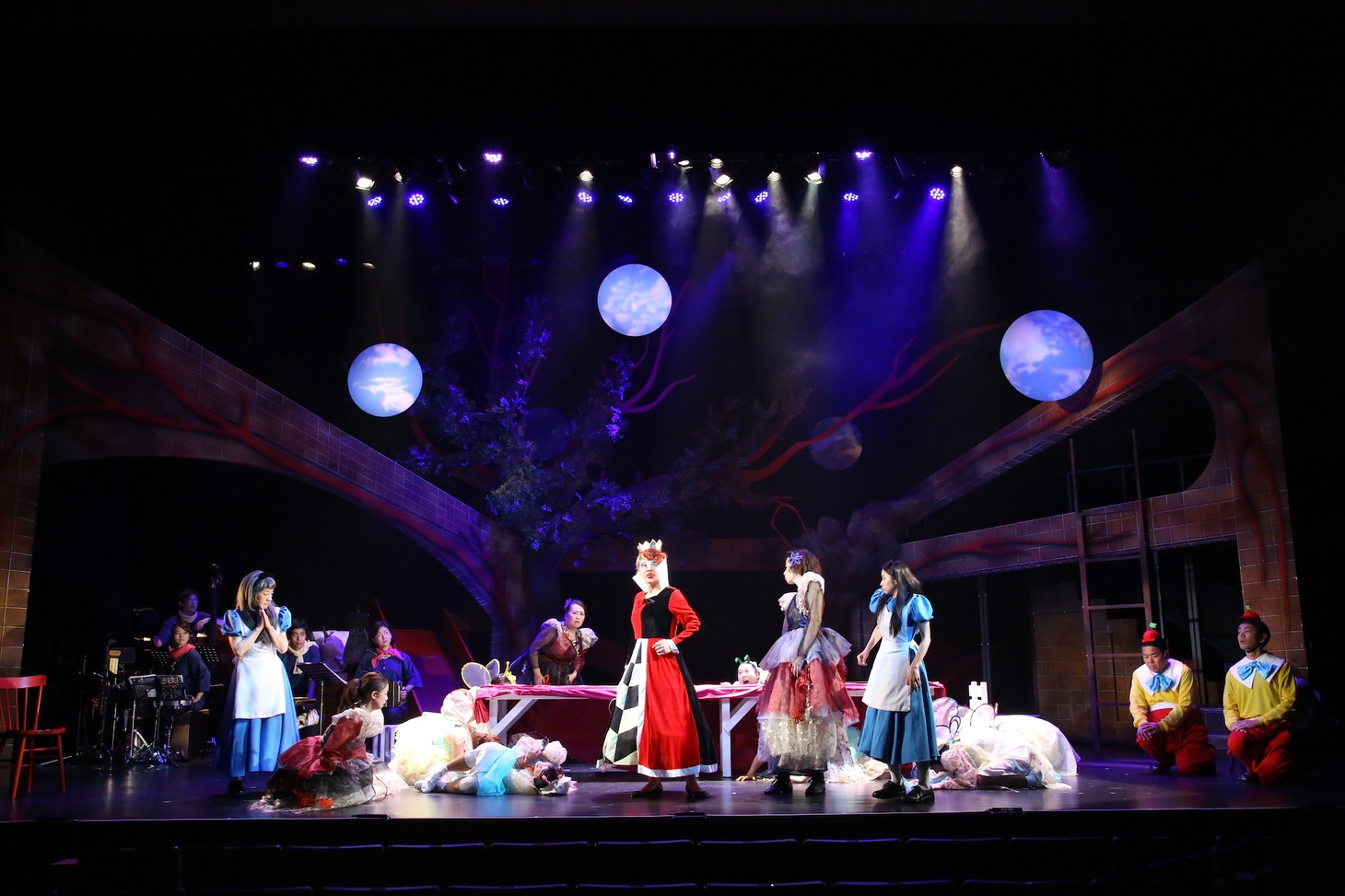 オフィス3◯◯ 40周年記念公演「肉の海」より。