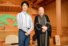 現代能「『陰陽師 安倍晴明』～晴明 隠された謎…～」合同取材会より。左から野村萬斎、梅若実玄祥。