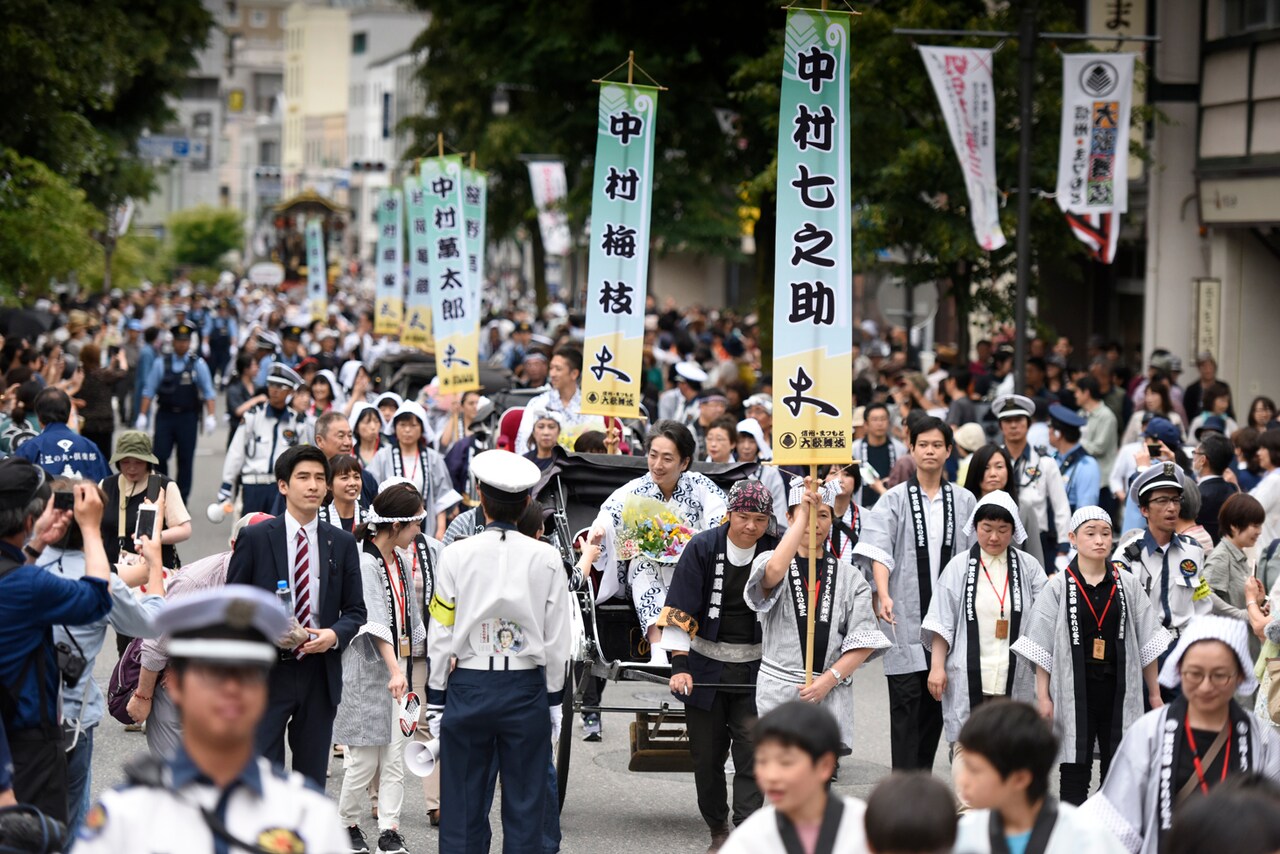 「信州・まつもと大歌舞伎」開幕、中村七之助ら登城行列に「おかえり！」の声援
