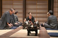 青年団 第79回公演「日本文学盛衰史」より。（撮影：青木司）