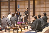 青年団 第79回公演「日本文学盛衰史」より。（撮影：青木司）